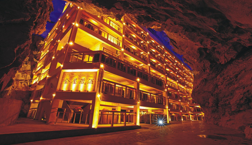 Hang rượu có tên Biển rượu Động Thiên có tổng diện tích 133.000m2, hiện bảo quản hơn 80.000 tấn rượu các loại, ước tính trị giá 40 tỷ nhân dân tệ. (Ảnh: TTXVN phát)