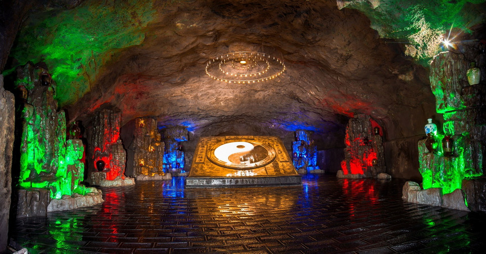 “Biển rượu Động Thiên” đã giành danh hiệu Kỷ lục Guinness Thế giới cho "Hang trữ rượu lớn nhất" và là điểm thu hút khách du lịch cấp 4A quốc gia của Trung Quốc năm 2023. (Ảnh: TTXVN phát)