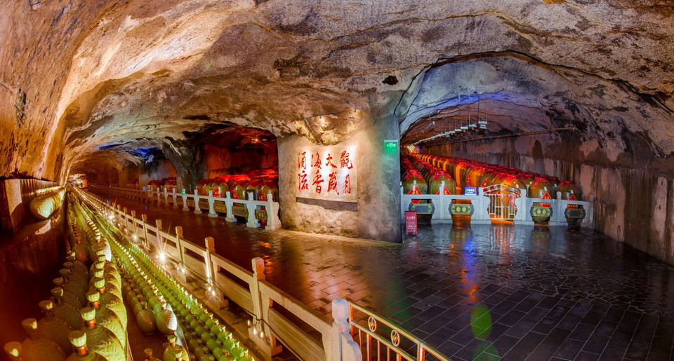 Với nhiệt độ quanh năm được duy trì ở khoảng 16-17 độ C và độ ẩm 80-95%, “Biển rượu Động Thiên” hội tụ điều kiện tốt nhất để bảo quản rượu. (Ảnh: TTXVN phát)