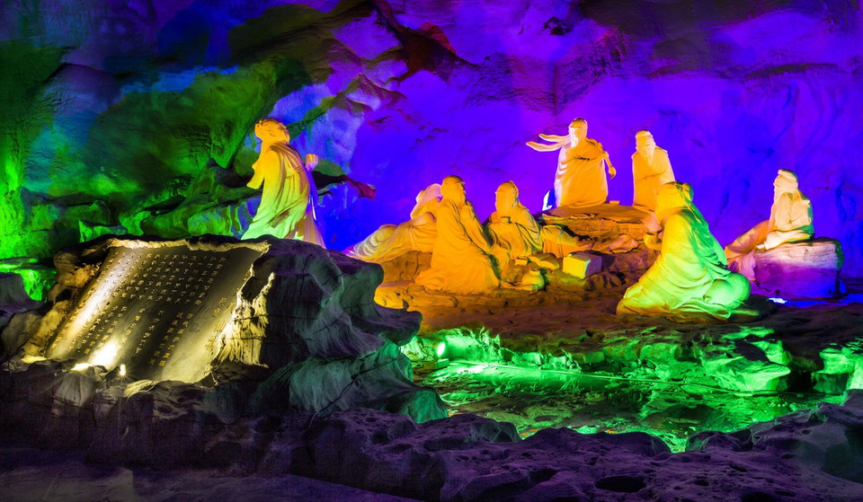 Khai thác điều kiện tự nhiên sẵn có, kết hợp với văn hóa rượu của địa phương, xã Đan Tuyền (thuộc huyện Nam Đan, Khu tự trị dân tộc Choang Quảng Tây, Trung Quốc) đã phát triển một hang động tự nhiên thành hầm chứa rượu lớn nhất thế giới. (Ảnh: TTXVN phát)