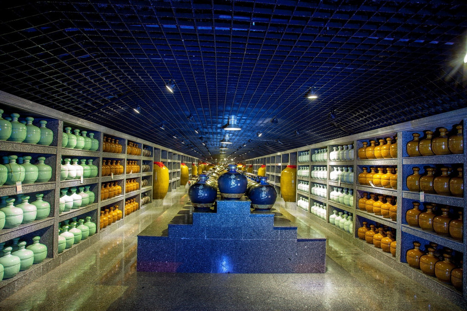 Trong hang trưng bày các sản phẩm đại diện của hơn 100 công ty rượu nổi tiếng từ khắp nơi trên thế giới và trên 8.000 công ty rượu của Trung Quốc. (Ảnh: TTXVN phát)