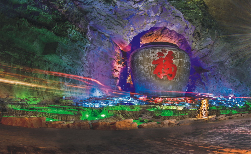 Biển rượu Động Thiên hiện sở hữu chum rượu lớn nhất thế giới có chiều cao 13,9m với sức chứa 1.900 tấn. (Ảnh: TTXVN phát)