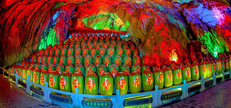 Sự phát triển mạnh mẽ của rượu, du lịch, thương mại điện tử và các ngành công nghiệp khác góp phần vào sự phát triển kinh tế địa phương. (Ảnh: TTXVN phát)