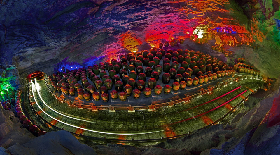 Với nhiệt độ quanh năm được duy trì ở khoảng 16-17 độ C và độ ẩm 80-95%, “Biển rượu Động Thiên” hội tụ điều kiện tốt nhất để bảo quản rượu. (Ảnh: TTXVN phát)