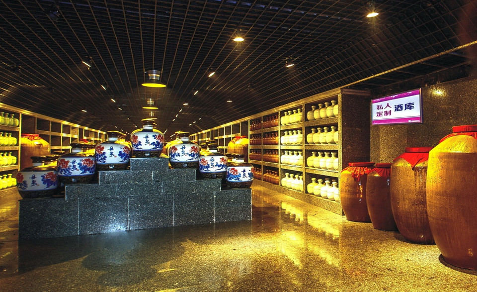 Trong hang trưng bày các sản phẩm đại diện của hơn 100 công ty rượu nổi tiếng từ khắp nơi trên thế giới và trên 8.000 công ty rượu của Trung Quốc. (Ảnh: TTXVN phát)