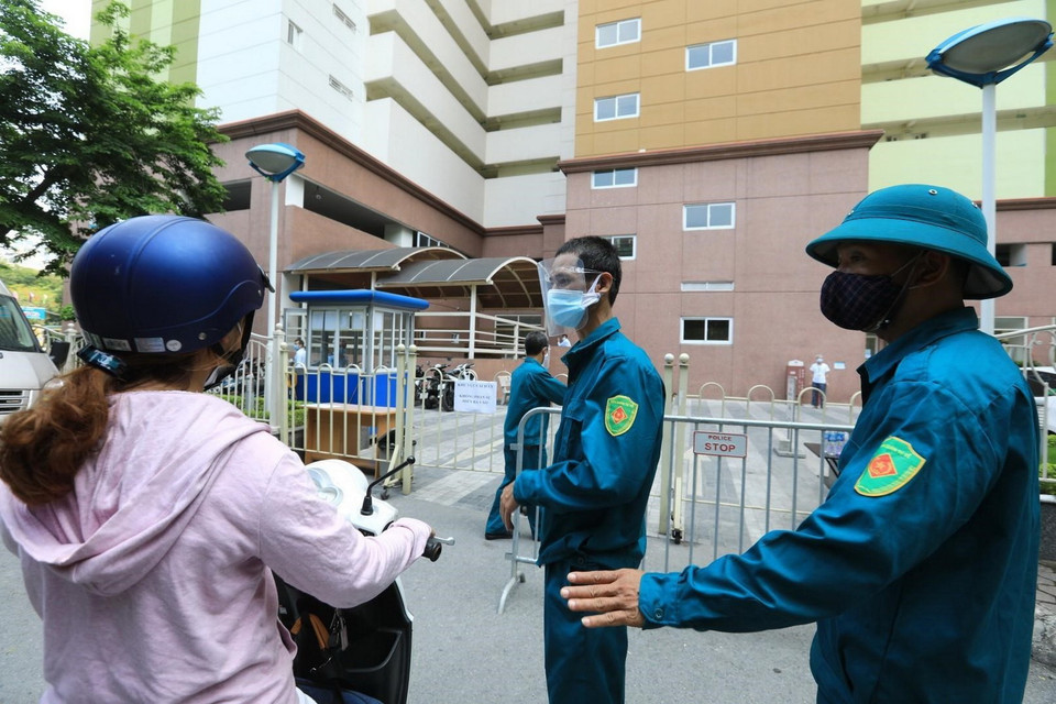  Tòa chung cư đã bị phong tỏa, một số người dân sống tại đây được khuyến cáo nếu vào sẽ phải cách ly theo quy định của Bộ Y tế. (Ảnh: Thành Đạt/TTXVN)