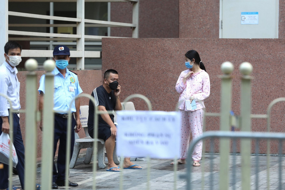  Một số người dân sống tại 2 tòa chung cư khá bất ngờ khi tòa nhà bị phong tỏa, tất cả cư dân phải tuân thủ nội bất xuất ngoại bất nhập. (Ảnh: Thành Đạt/TTXVN)