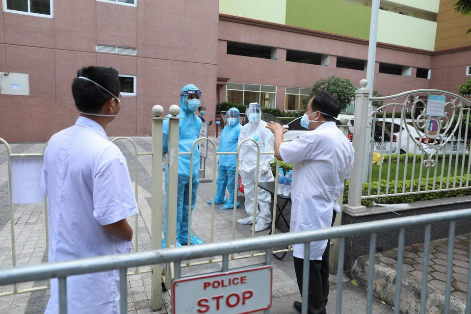  Lực lượng y tế quận Hà Đông đã có mặt ngay sáng 13/5 tiến hành các biện pháp phòng chống dịch khẩn cấp. (Ảnh: Thành Đạt/TTXVN)