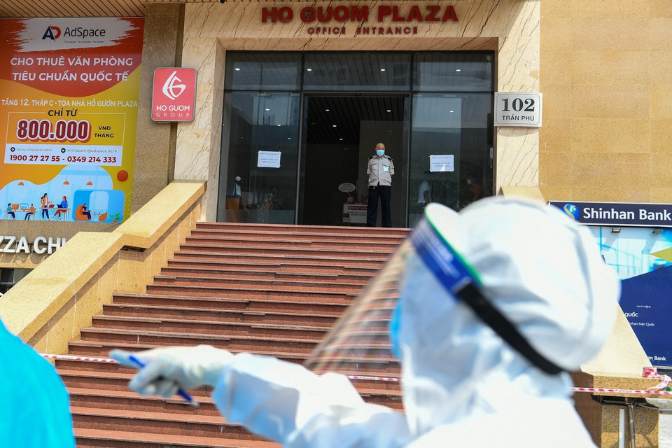  Người thứ 2 dương tính là P.T.Đ, nam, 42 tuổi, cư trú tại nhà số 1603, chung cư Hồ Gươm Plaza đã bị phong tỏa. (Ảnh: Thành Đạt/TTXVN)