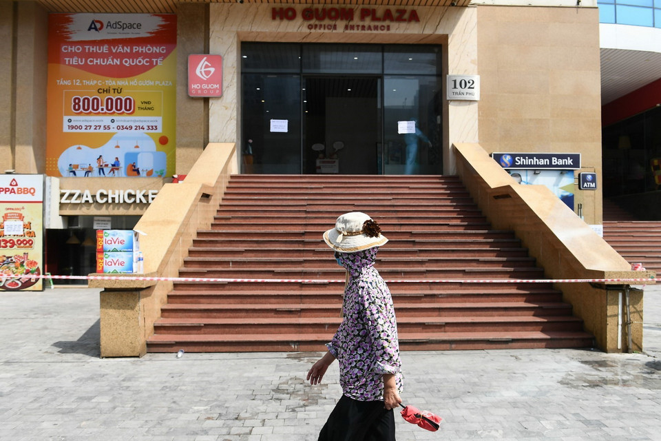  Người thứ 2 dương tính là P.T.Đ, nam, 42 tuổi, cư trú tại nhà số 1603 chung cư Hồ Gươm Plaza đã bị phong tỏa. (Ảnh: Thành Đạt/TTXVN)