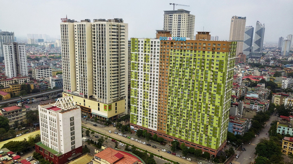  Toàn cảnh 2 chung cư chung cư Booyoung Vina và Hồ Gươm Plaza nằm ngay cạnh nhau bị phong tỏa sáng 13/5. (Ảnh: Thành Đạt/TTXVN)