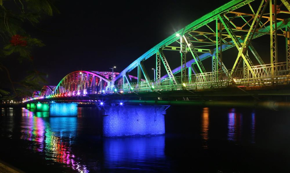 Hệ thống 210 bộ đèn LED nhiều màu, được điều khiển lập trình trên máy tính trên cầu Trường Tiền ở cố đô Huế.(Ảnh: Hồ Cầu/TTXVN)