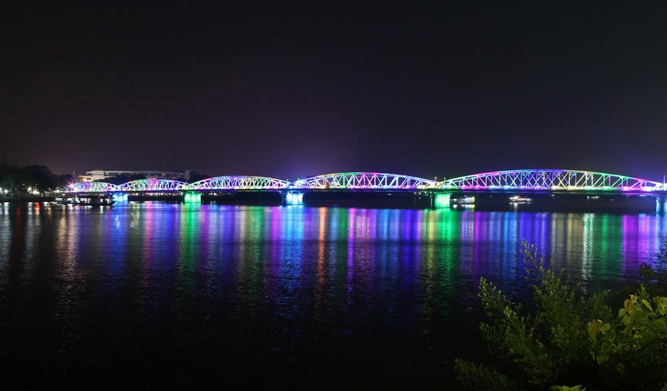 Cầu Trường Tiền lung linh về đêm dưới hiệu ứng chiếu sáng từ hệ thống đèn led mới. (Ảnh: Hồ Cầu/TTXVN)