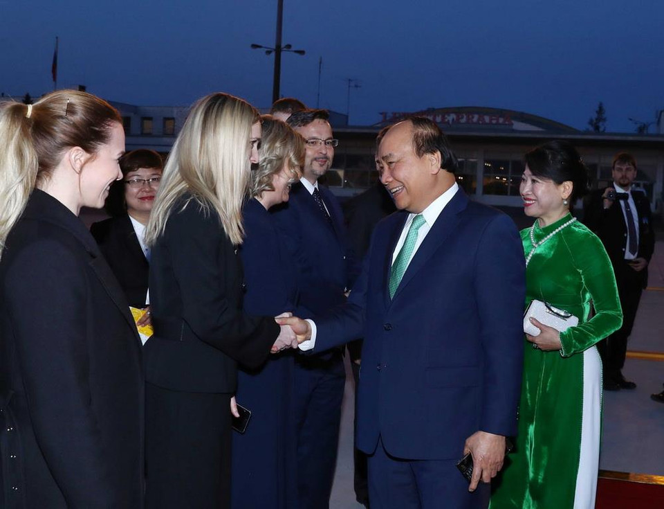 Lễ tiễn Thủ tướng Nguyễn Xuân Phúc và Phu nhân tại sân bay quốc tế Vaclav Havel, Praha. (Ảnh: Thống Nhất/TTXVN)