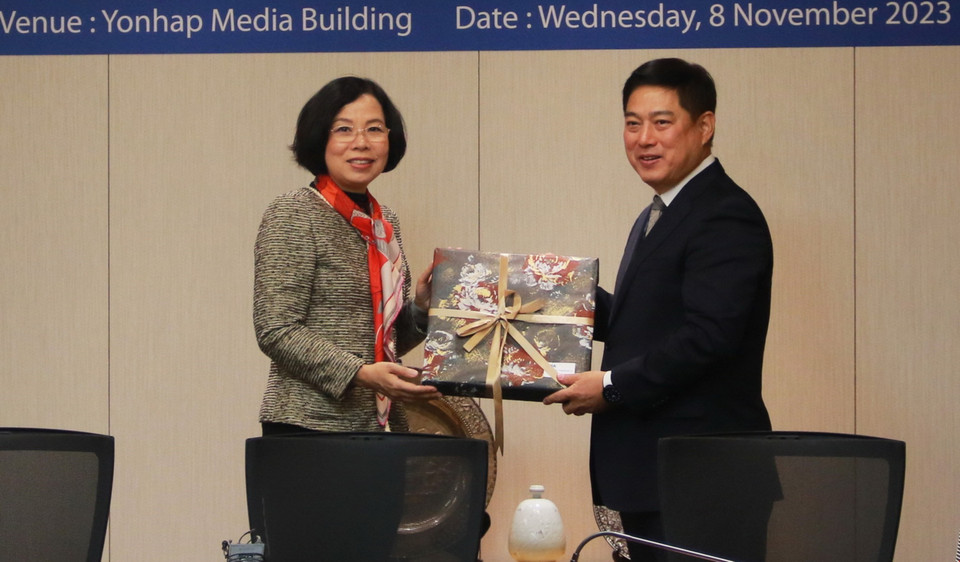 Tổng Giám đốc Thông tấn xã Việt Nam Vũ Việt Trang trao quà lưu niệm với Giám đốc Điều hành của Viện Quản lý bền vững tại Phòng Thương mại và Công nghiệp Hàn Quốc (KCCI) Cho Young-Jun. (Ảnh: Đức Thắng/TTXVN)