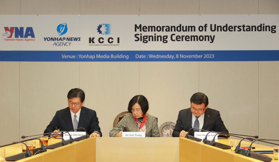 Tổng Giám đốc Thông tấn xã Việt Nam Vũ Việt Trang ký Bản ghi nhớ về trách nhiệm xã hội của các doanh nghiệp Hàn Quốc đầu tư tại Việt Nam. (Ảnh: Đức Thắng/TTXVN)