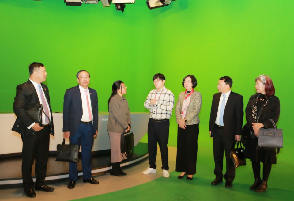 Tổng Giám đốc Vũ Việt Trang cùng Đoàn đại biểu Thông tấn xã Việt Nam thăm trường quay của Đài Truyền hình Yonhap. (Ảnh: Đức Thắng/TTXVN)