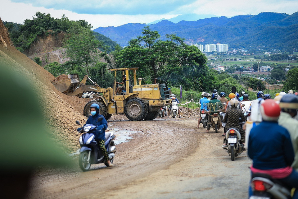Lực lượng chức năng vẫn đang nỗ lực khắc phục điểm sạt lở đồng thời rà soát các điểm có nguy cơ mất an toàn nhằm kịp thời xử lý đảm bảo an toàn cho người và phương tiện tham gia giao thông. (Ảnh: Trọng Đạt/TTXVN)