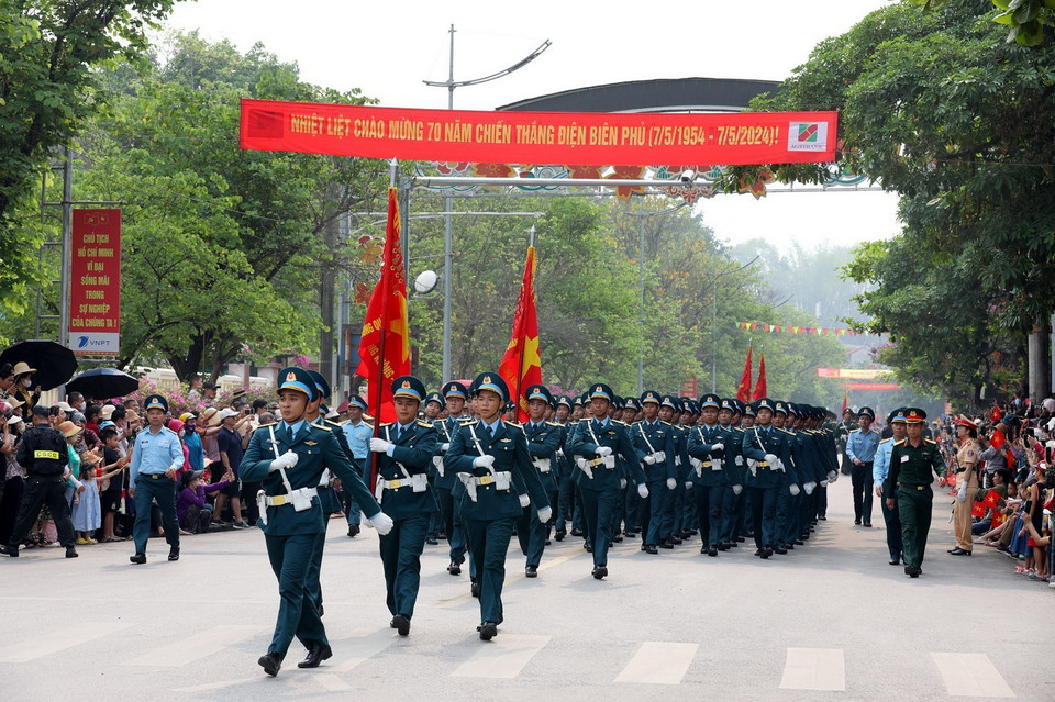 Khối sỹ quan Phòng không-Không quân diễu binh trên đường phố Điện Biên. (Ảnh: Trung Kiên/TTXVN)