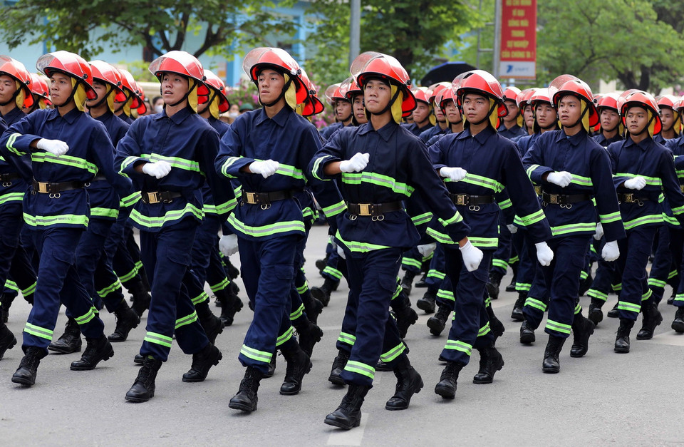 Khối Nam sỹ quan Cảnh sát Phòng cháy, Chữa cháy và cứu nạn, cứu hộ diễu binh trên đường phố Điện Biên. (Ảnh: Trung Kiên/TTXVN)