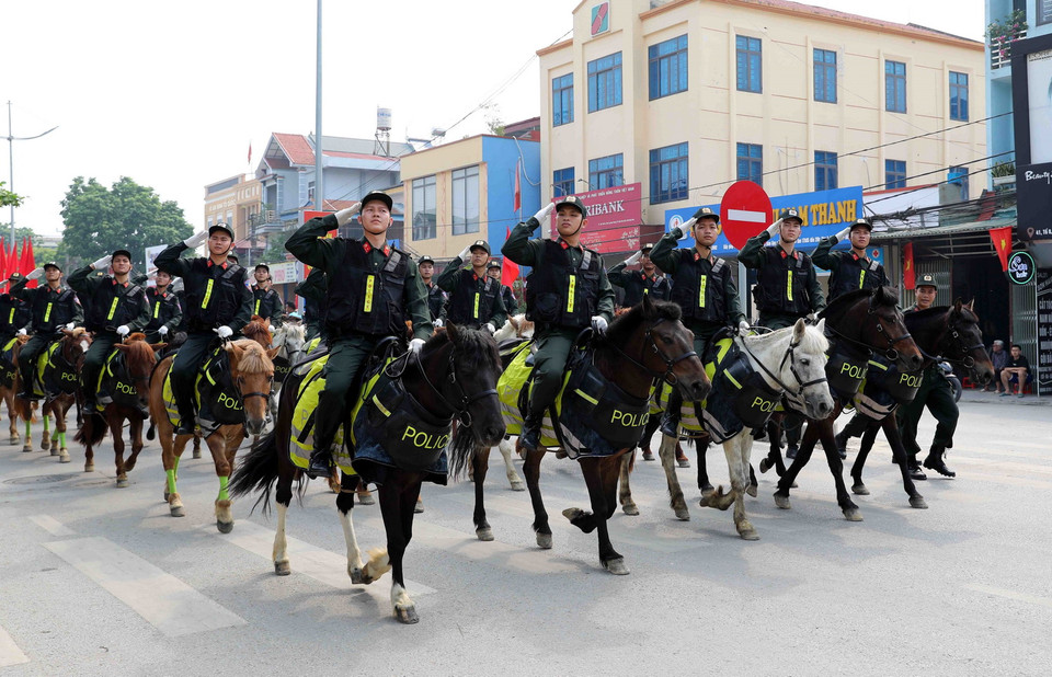 Khối Cảnh sát Cơ động kỵ binh diễu binh trên đường phố Điện Biên. (Ảnh: Trung Kiên/TTXVN)