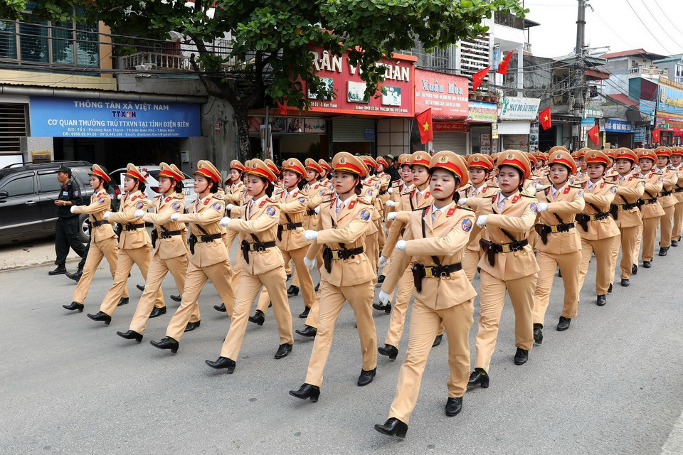 Khối Nữ sỹ quan Cảnh sát Giao thông diễu binh trên đường phố Điện Biên, tỉnh Điện Biên. (Ảnh: Trung Kiên/TTXVN)