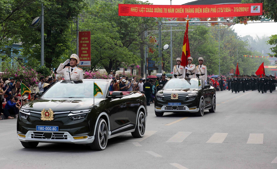 Khối xe Chỉ huy, xe Tổ Cờ truyền thống Công an trên đường phố Điện Biên, tỉnh Điện Biên. (Ảnh: Trung Kiên/TTXVN)