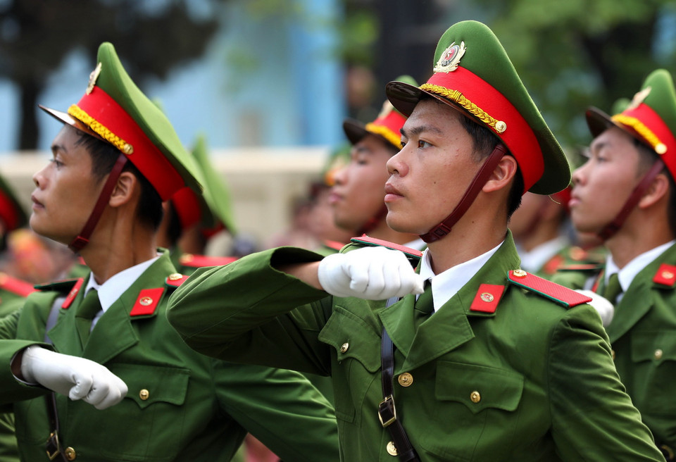 Khối Nam sỹ quan Cảnh sát Nhân dân diễu binh trên đường phố Điện Biên. (Ảnh: Trung Kiên/TTXVN)