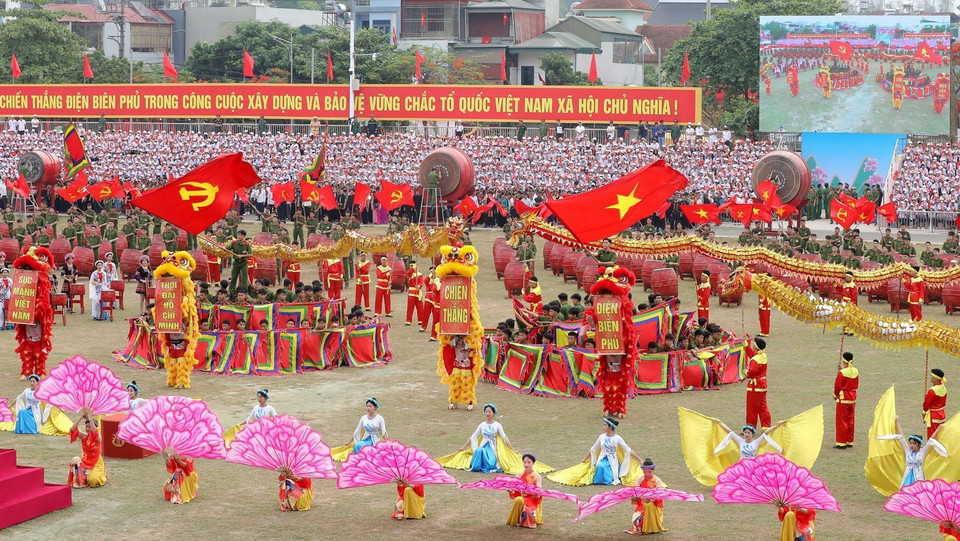 Trình diễn nghệ thuật tại buổi sơ duyệt Lễ kỷ niệm 70 năm Chiến thắng Điện Biên Phủ. (Ảnh: Trung Kiên/TTXVN)