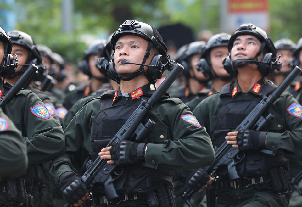 Khối Nữ chiến sỹ Cảnh sát Đặc nhiệm diễu binh trên đường phố Điện Biên, tỉnh Điện Biên. (Ảnh: Trung Kiên/ TTXVN)