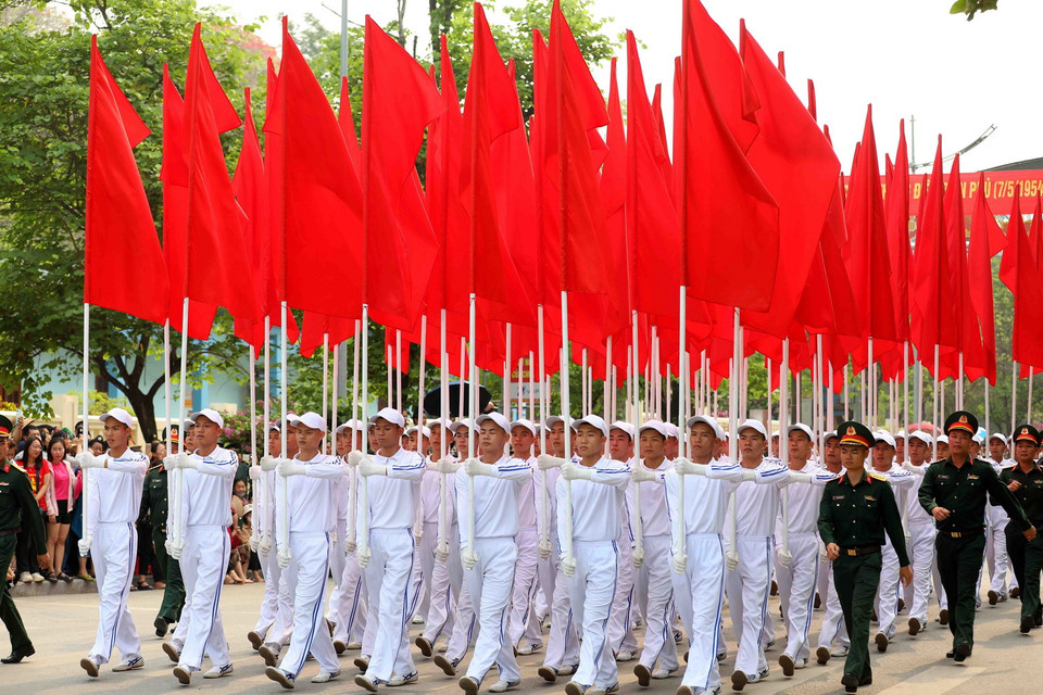 Khối Hồng kỳ diễu hành trên đường phố Điện Biên. (Ảnh: Trung Kiên/TTXVN)