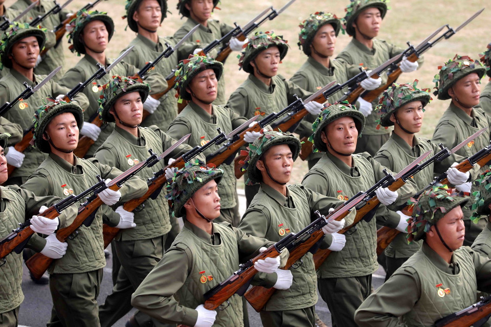 Lực lượng diễu binh trên sân vận động Điện Biên tại buổi sơ duyệt Lễ kỷ niệm 70 năm Chiến thắng Điện Biên Phủ. (Ảnh: Trung Kiên/TTXVN)