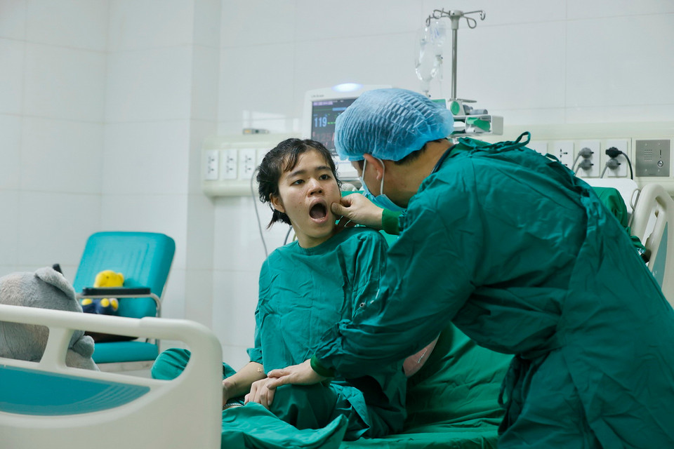Bác sỹ Bệnh viện Phổi Trung ương thường xuyên khám cho bệnh nhân P.A.T trong quá trình hồi phục. (Ảnh: Minh Quyết/TTXVN)
