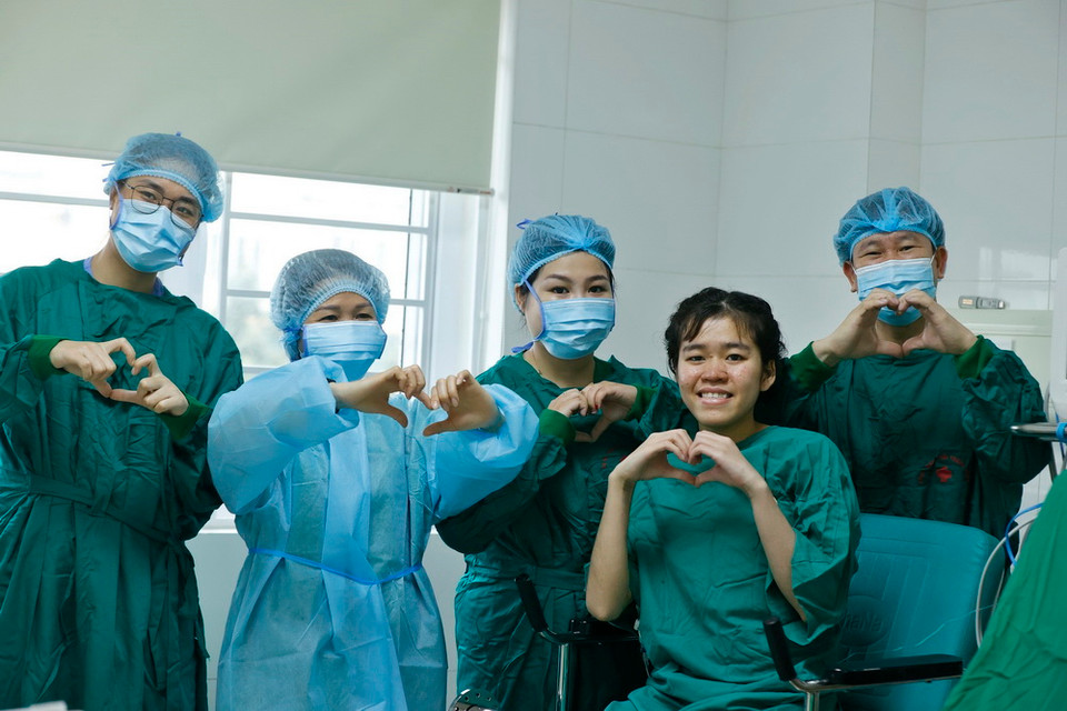 Ca ghép phổi hồi sinh sự sống cho cô gái trẻ P.A.T. thêm một lần nữa khẳng định trình độ, tay nghề của các bác sỹ Việt Nam trong việc chinh phục các kỹ thuật đỉnh cao ở lĩnh vực ghép tạng. (Ảnh: Minh Quyết/TTXVN)