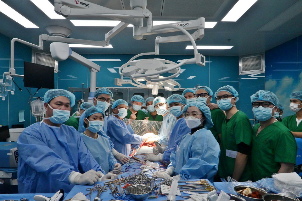 Bệnh viện Phổi Trung ương đã huy động khoảng 80 nhân lực trực tiếp tham gia ca ghép cùng với các chuyên gia khác từ Trung tâm điều phối ghép tạng Quốc gia, Bệnh viện Trung ương Quân đội 108, Bệnh viện E, Bệnh viện Hữu nghị, Bệnh viện Tim Hà Nội và chuyên gia Quốc tế thực hiện thành công ca ghép phổi. (Ảnh: TTXVN phát)