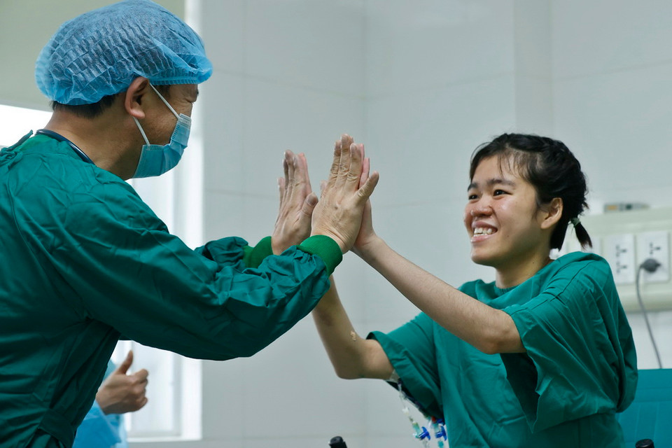 Niềm vui của bác sỹ và bệnh nhân P.A.T (phải) khi sức khỏe tiến triển tốt, hồi phục nhanh. (Ảnh: Minh Quyết/TTXVN)
