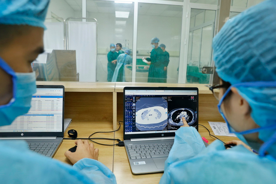 Kíp trực đặc biệt luôn theo dõi bệnh nhân sau khi phẫu thuật. (Ảnh: TTXVN phát)