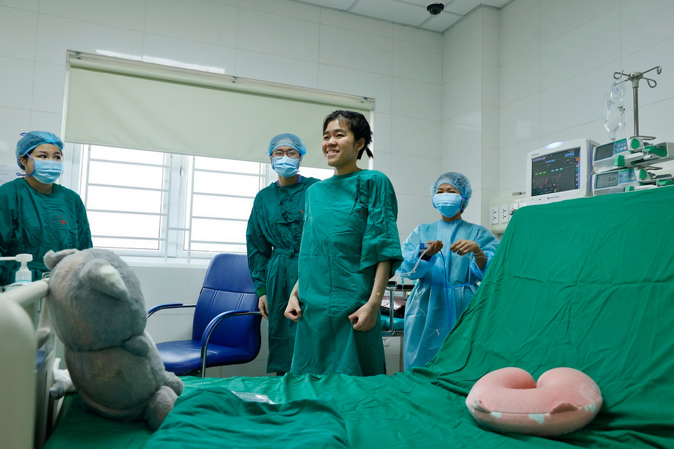 Đến nay, sức khỏe bệnh nhân P.A.T hồi phục tốt, hằng ngày tập đi bộ. (Ảnh: Minh Quyết/TTXVN)