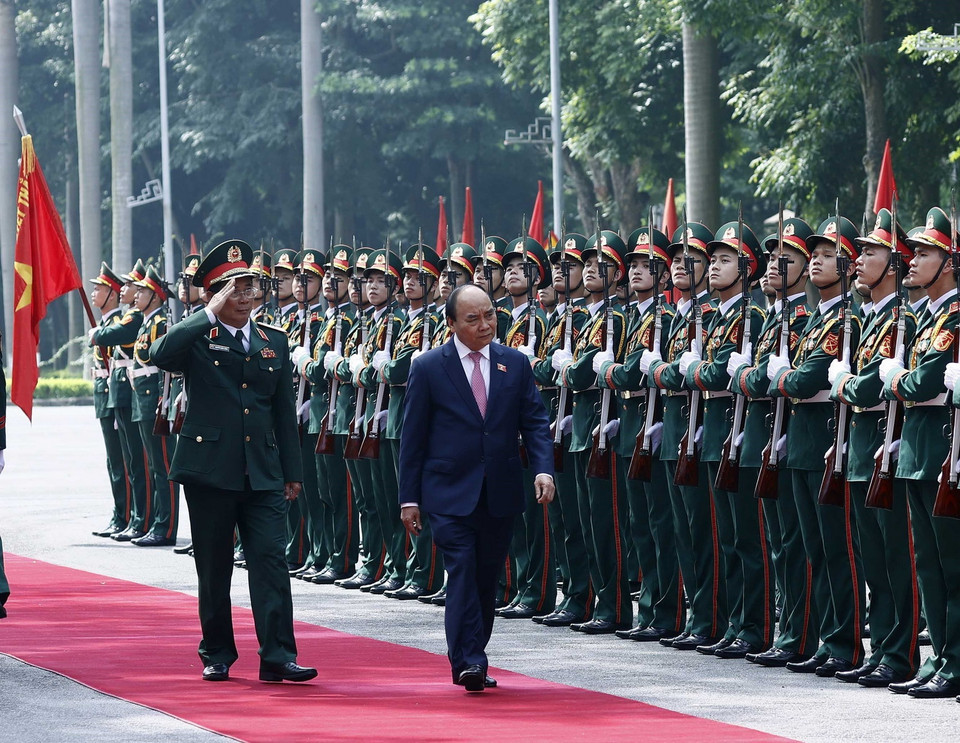 Chủ tịch nước Nguyễn Xuân Phúc duyệt đội danh dự. (Ảnh: Thống Nhất/TTXVN)