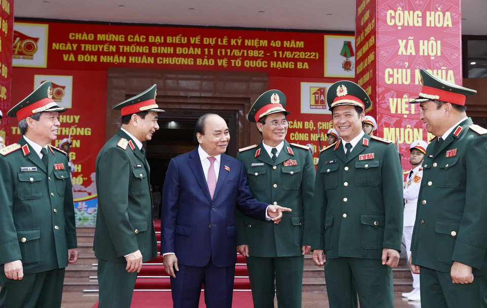 Chủ tịch nước Nguyễn Xuân Phúc nói chuyện thân mật lãnh đạo Bộ Quốc phòng và các sỹ quan chỉ huy của Binh đoàn 11. (Ảnh: Thống Nhất/TTXVN)