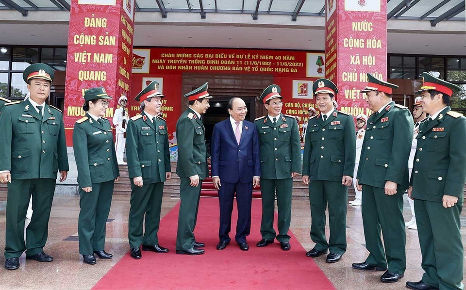 Chủ tịch nước Nguyễn Xuân Phúc với lãnh đạo Bộ Quốc phòng và các sỹ quan chỉ huy của Binh đoàn 11. (Ảnh: Thống Nhất/TTXVN)