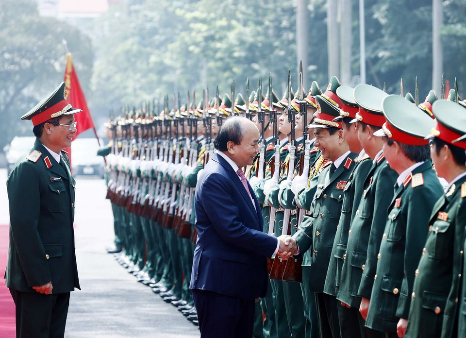 Chủ tịch nước Nguyễn Xuân Phúc với lãnh đạo Bộ Quốc phòng và các sỹ quan chỉ huy của Binh đoàn 11. (Ảnh: Thống Nhất/TTXVN)