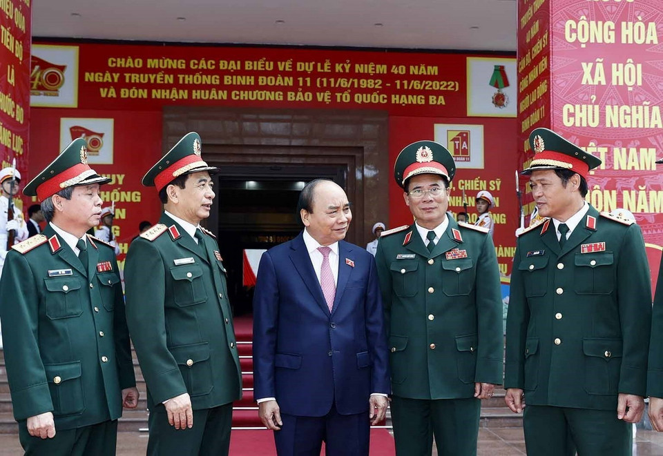 Chủ tịch nước cùng lãnh đạo Bộ Quốc phòng và các sỹ quan chỉ huy của Binh đoàn 11. (Ảnh: Thống Nhất/TTXVN)