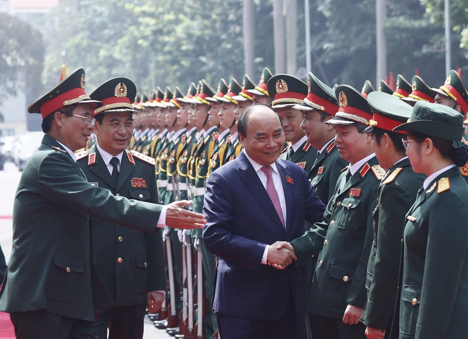 Chủ tịch nước Nguyễn Xuân Phúc với lãnh đạo Bộ Quốc phòng và các sỹ quan chỉ huy của Binh đoàn 11. (Ảnh: Thống Nhất/TTXVN)
