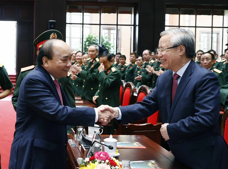 Chủ tịch nước Nguyễn Xuân Phúc với nguyên Thường trực Ban Bí thư Trần Quốc Vượng. (Ảnh: Thống Nhất/TTXVN)