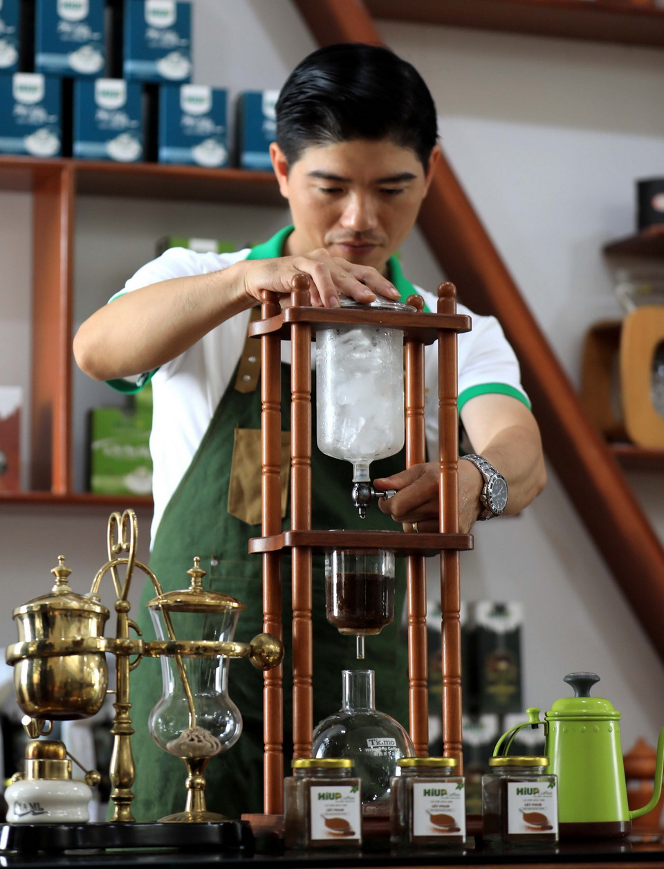 Trình diễn pha càphê với đá lạnh theo phong cách của người Hà Lan của thương hiệu Hiup Coffee. (Ảnh: Nhật Anh/TTXVN)