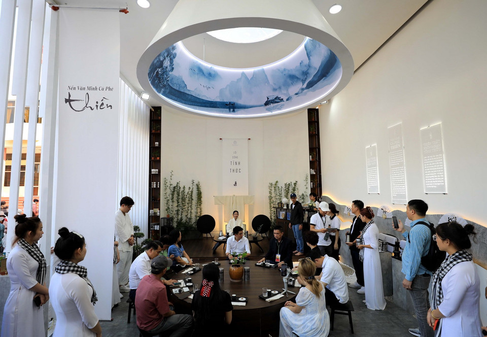 Tập đoàn Trung Nguyên Legend giới thiệu đến du khách về trải nghiệm lối sống tỉnh thức tại thành phố càphê. (Ảnh: Nhật Anh/TTXVN)