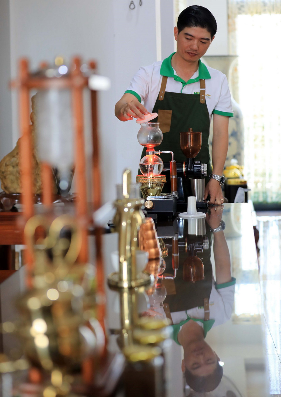 Cách pha càphê bằng bình Syphon giúp bạn pha được ly cà phê hấp dẫn, hương vị khác biệt với cách pha khác. (Ảnh: Nhật Anh/TTXVN)