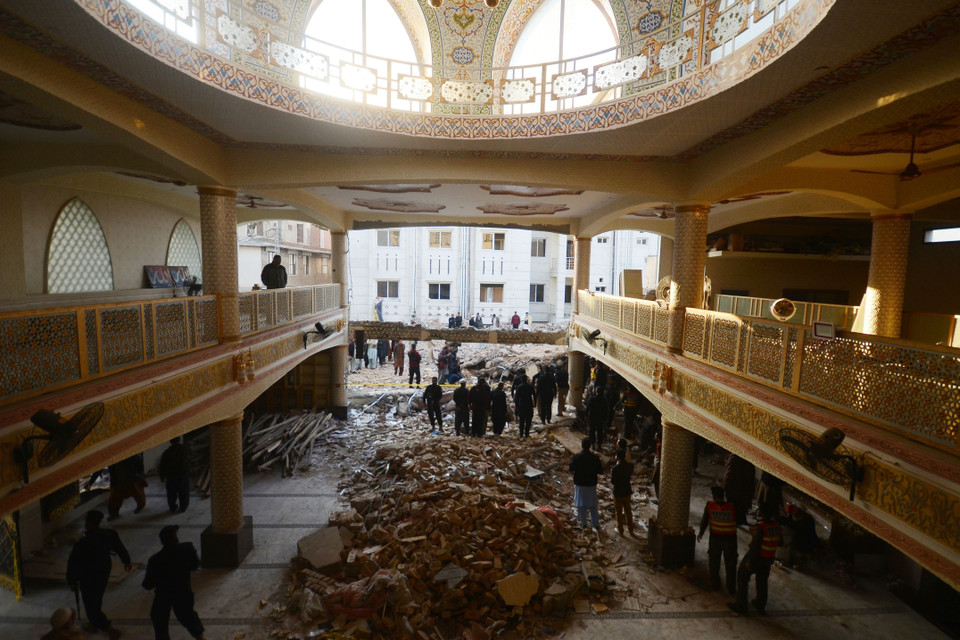 Ngày 30/1, một vụ nổ lớn đã xảy ra tại khu đền thờ Hồi giáo ở thành phố Peshawar, tỉnh Khyber Pakhtunkhwa, miền Tây Bắc Pakistan, khiến ít nhất 101 người thiệt mạng, 150 người bị thương. Cảnh sát trưởng thành phố Peshawar cho biết đền thờ trên nằm trong khu tổ hợp có trụ sở cơ quan cảnh sát tỉnh và một phòng cảnh sát chống khủng bố của thành phố. Thời điểm vụ nổ xảy ra, có khoảng 260 người đang cầu nguyện tại đền thờ. (Ảnh: THX/TTXVN)