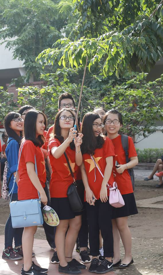 Selfie trong khoảnh khắc đáng nhớ của ngày khai trường. (Ảnh: Tùng Lâm/Vietnam+)
